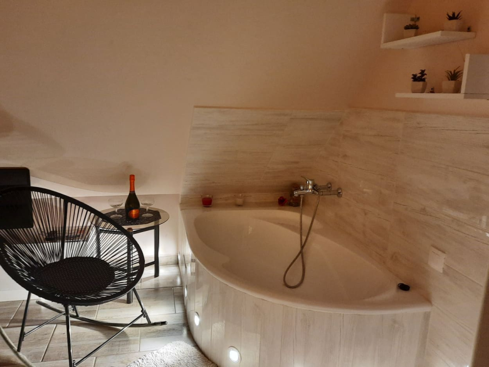 FLÓRA VENDÉGHÁZ-Lovas