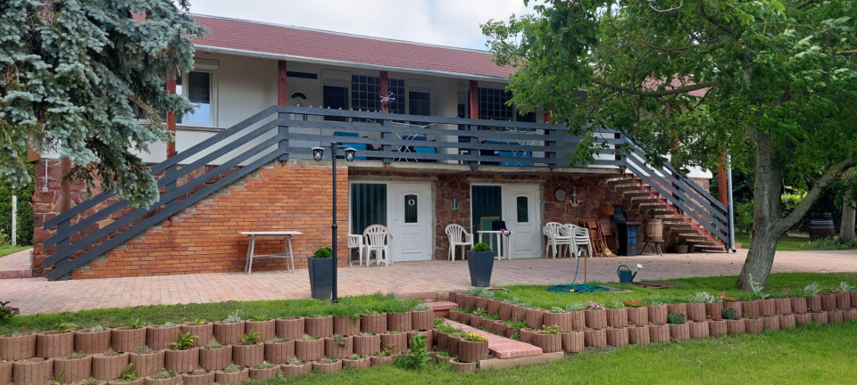 Kikötő Vendégház - itt révbe é...-Badacsonytördemic